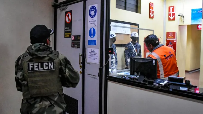 Un efectivo antidroga en el aeropuerto Jorge Wilstermann. Dico Sol&iacute;s