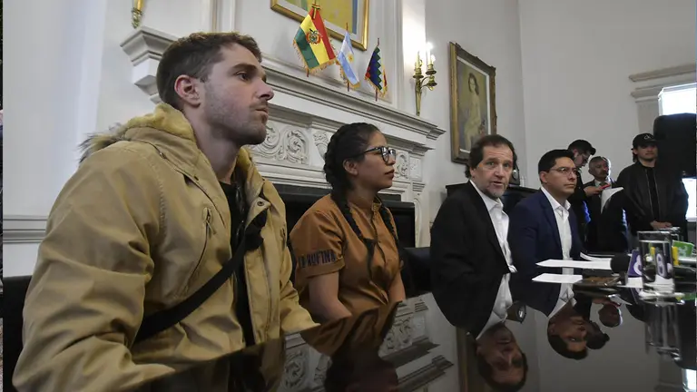 Santiago Gobetti, uno de los encargados del restaurante argentino Alo's Bistr&oacute;; Denisse Llusco, chef de La Rufina; Ariel Basteiro, embajador de Argentina en Bolivia; y Alfredo Morej&oacute;n, socio de La Rufina./ EFE