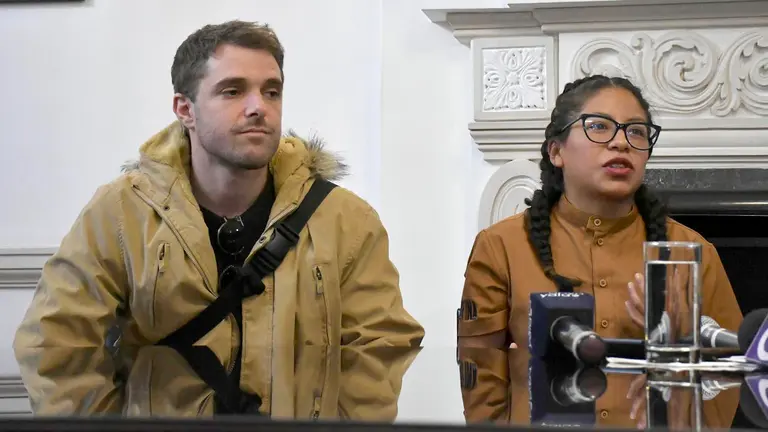 Santiago Gobetti, uno de los encargados del restaurante argentino Alo's Bistró, y Denisse Llusco, chef de La Rufina, participan hoy en una conferencia de prensa en La Paz./ EFE