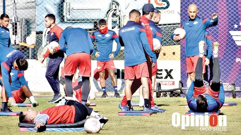 Ariel Nahuelp&aacute;n (&uacute;ltimo a la derecha) es uno de los jugadores que est&aacute; &ldquo;en fila&rdquo; para ser inscrito en el Aviador./ DICO SOL&Iacute;S