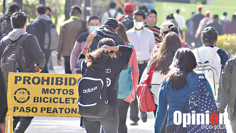 Estudiantes circulan por el campus principal de la UMSS./ DICO SOLÍS