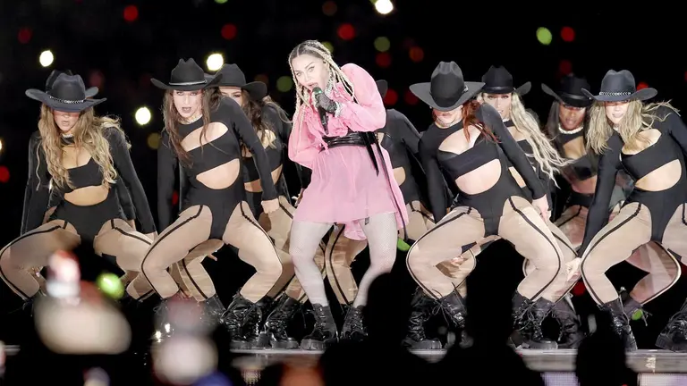 Fotografía de archivo, tomada en abril de 2022, en la que se registró una presentación de la cantante estadounidense Madonna (c), en Medellín (Colombia)./ EFE
