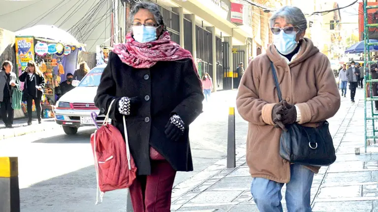 Foto referencial de personas que usan ropa abrigada por invierno./ ABI