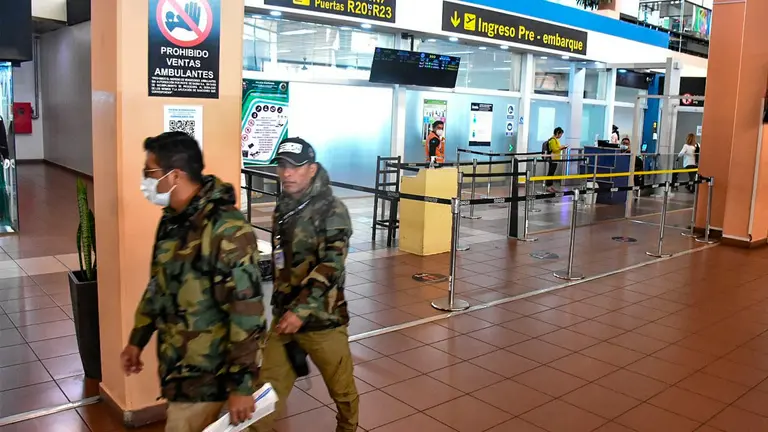 Dos polic&iacute;as antidroga en el allanamiento del aeropuerto Jorge WIlstermann. Dico Sol&iacute;s