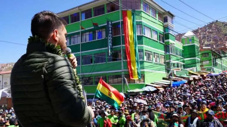 El ministro de Gobierno, Eduardo del Castillo, junto a cocaleros de Los Yungas. RRSS