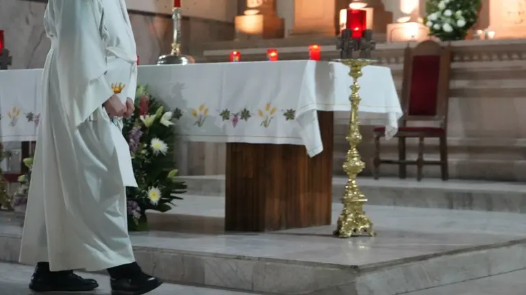 Imagen referencial de un sacerdote oficiando una misa. INFOBAE
