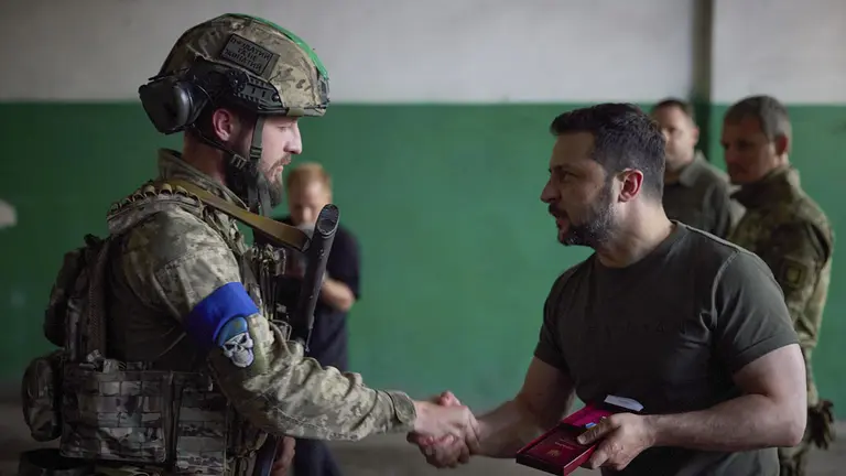 El presidente de Ucrania, con un soldado, en la guerra./ EFE