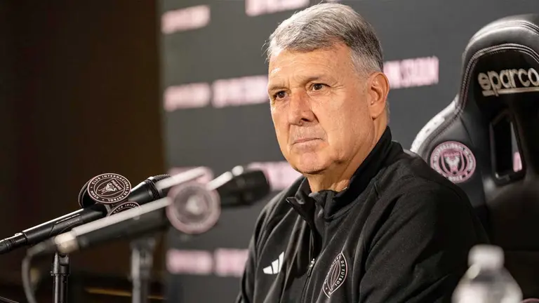 Fotografía cedida hoy por el Inter Miami CF que muestra a su nuevo entrenador, Gerardo 'Tata' Martino, durante su primera rueda de prensa en Miami, Florida (EEUU)./ EFE