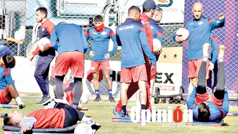 Una imagen de una pr&aacute;ctica que Wilstermann llev&oacute; adelante en la cancha principal de su complejo de Alalay./ DICO SOL&Iacute;S