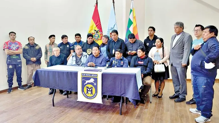 Dirigentes y delegados del futsal brindan detalles ante los medios, junto a representantes de la Didede./ ANDR&Eacute;S PACHECO PERIODISTA