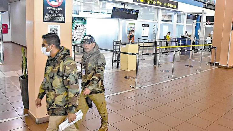 Polic&iacute;as de la FECLN en el Aeropuerto Internacional Jorge Wilstermann./ NO&Eacute; PORTUGAL