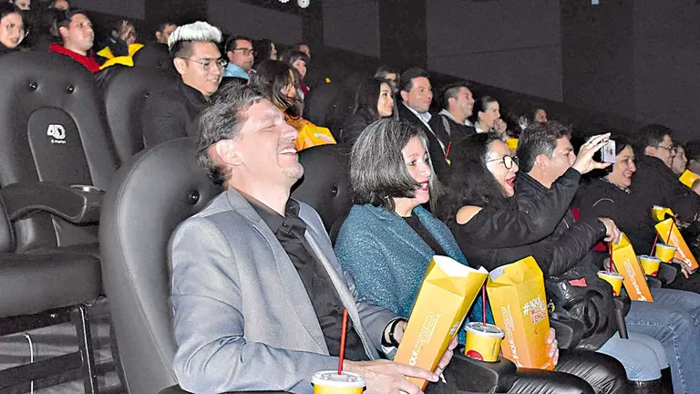 Espectadores disfrutan del estreno de la sala 4D del Cine Center./  NOÉ PORTUGAL