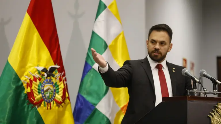 El ministro Eduardo del Castillo, llevando adelante un efusivo discurso, tras ser nuevamente elegido como ministro de Gobierno. PRENSA LUCHO ARCE