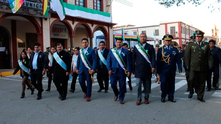 Autoridades municipales y departamentales en el desfile c&iacute;vico. GAMS