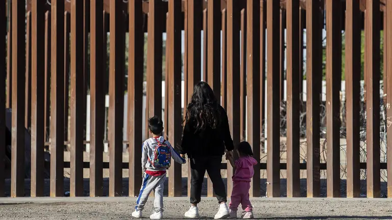 Foto referencial sobre una familia en la frontera entre EEUU y M&eacute;xico./ EFE