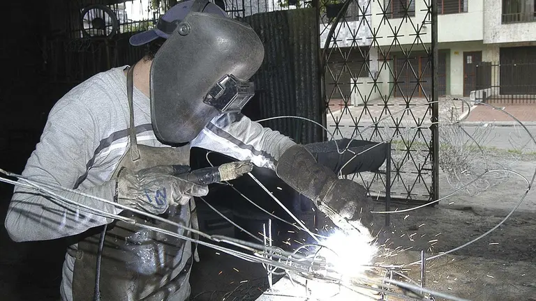 Un trabajador en Bogot&aacute;, en una fotograf&iacute;a de archivo./ EFE