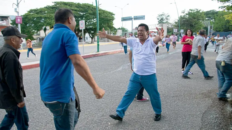 Llegada de los 16 trabajadores de la Secretaría de Seguridad de México secuestrados, hoy afuera de las instalaciones de la Secretaría de Seguridad estatal de Chiapa de Corzo, Chiapas (México)./ EFE