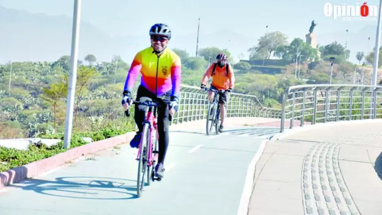 El recorrido en bicicleta en la ciclorruta de La Coronilla./ NOÉ PORTUGAL