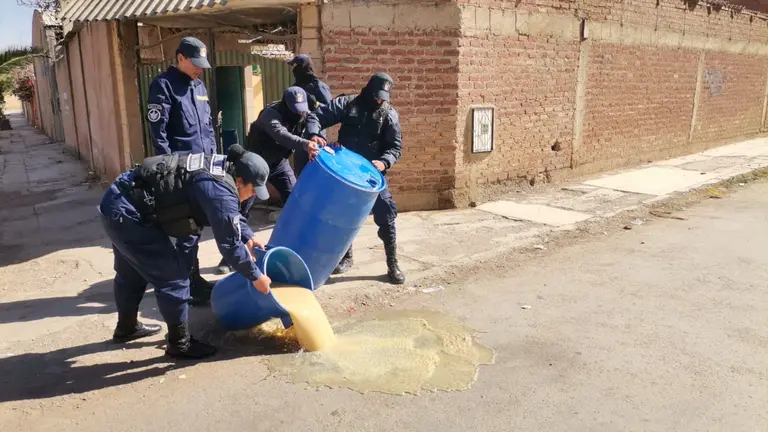 Personal de la Intendencia desecha  chicha de un local que atend&iacute;a fuera de horario en Villa Pagador. INTENDENCIA MUNICIPAL