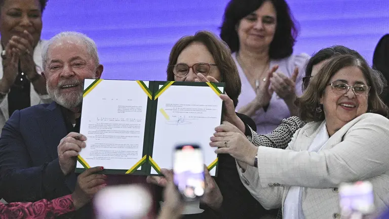 El presidente de Brasil, Luiz In&aacute;cio Lula da Silva, posa hoy junto a la ministra de las Mujeres, Cida Gon&ccedil;alves (d), y otras altas funcionarias./ EFE