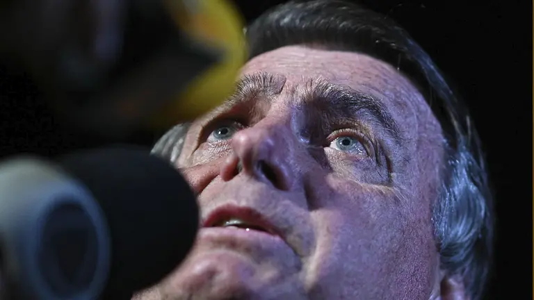 El expresidente de Brasil Jair Bolsonaro fue registrado el pasado 30 de junio, al atender a la prensa, a su salida del aeropuerto, en Brasilia (Brasil)./ EFE