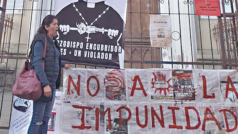 Protestas en las puertas de una iglesia de Cochabamba./ CORTES&Iacute;A