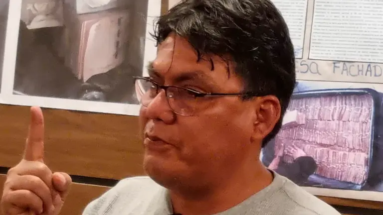 El diputado H&eacute;ctor Arce visiblemente emocionado en conferencia de prensa./ ERBOL