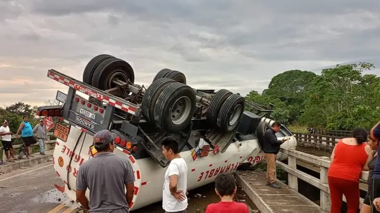 As&iacute; qued&oacute; el carro cisterna en el puente Ichilo. RADIO DIVINO NI&Ntilde;O