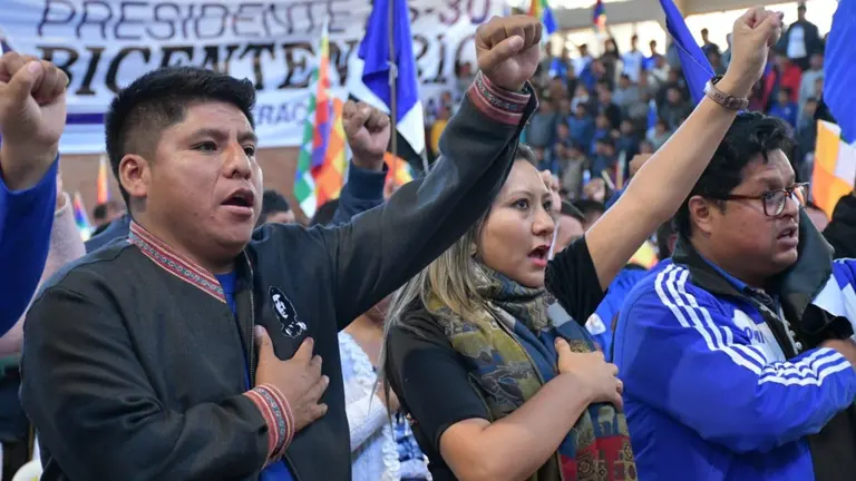 El senador Leonardo Loza (i), en el ampliado departamental realizado en Pojo. PRENSA LEONARDO LOZA