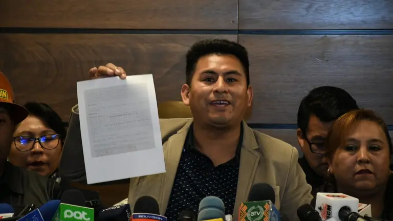 El diputado "evista" Gualberto Arispe arremete contra el Pacto de Unidad y la COB. APG