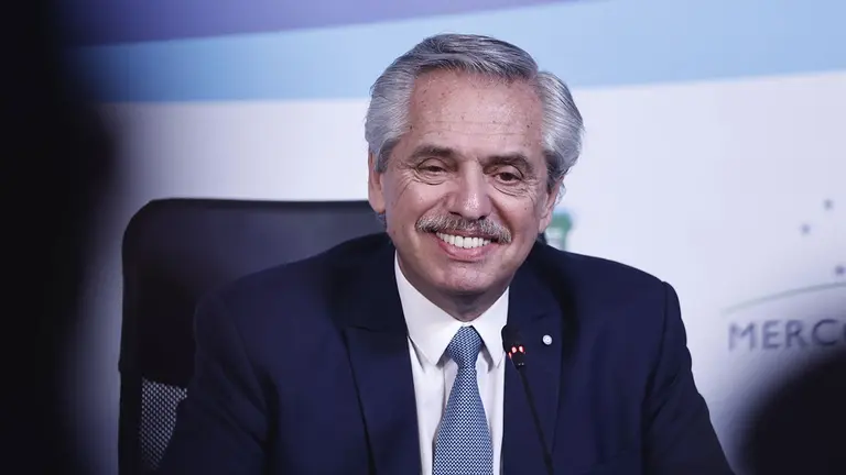 El presidente de Argentina Alberto Fern&aacute;ndez, habla durante una rueda de prensa luego de finalizar la Cumbre de Presidentes del Mercosur hoy, en Puerto Iguaz&uacute; (Argentina). EFE