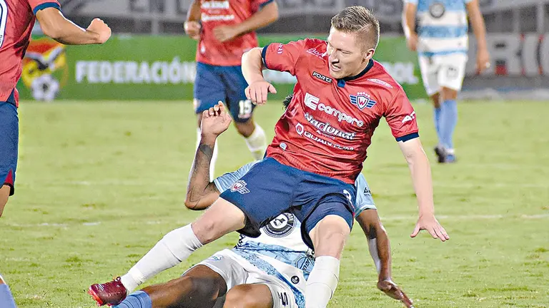 Alejandro Chumacero pugna con un rival, durante un partido del Imperio Escarlata./ DICO SOLÍS