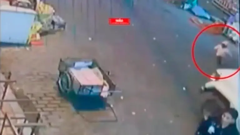 La menor al momento de ser atropellada. CAPTURA UNITEL
