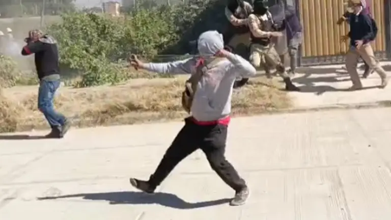 Enfrentamientos entre Tiquipaya y Colcapirhua hoy. Captura de video.