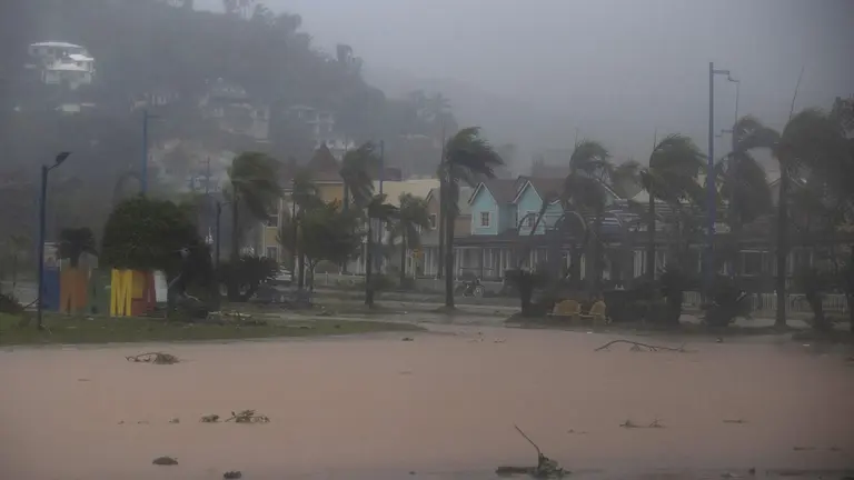 Vista de fuertes lluvias sobre Saman&aacute; (Rep&uacute;blica Dominicana), en una fotograf&iacute;a de archivo./ EFE