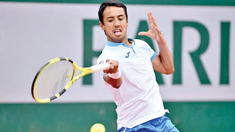 Hugo Dellien protagoniza una acci&oacute;n de juego en el circuito de la ATP./ PREMIUM BOLIVIA