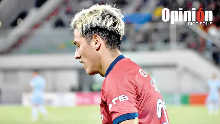 El defensor en su primer cl&aacute;sico vistiendo la casaca del Rojo/ DICO SOL&Iacute;S