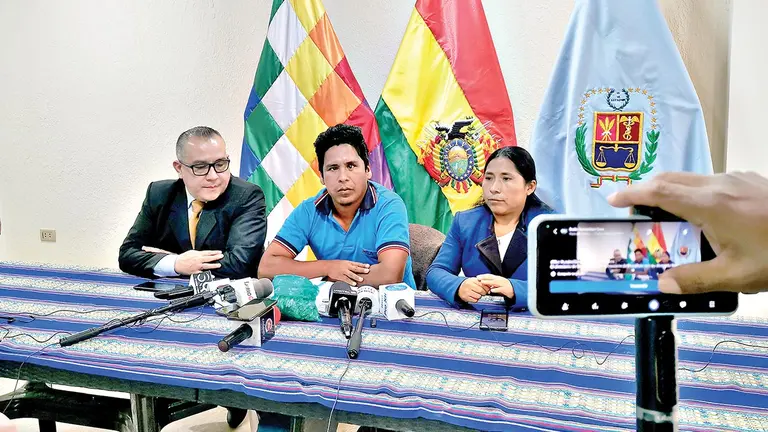 Nelson Cox, Hern&aacute;n Maldonado y Mar&iacute;a Javier, este 5 de julio en la Federaci&oacute;n del Tr&oacute;pico./ MELISSA REVOLLO