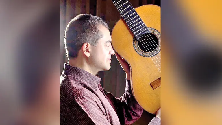 Marcos Pu&ntilde;a, el m&uacute;sico orure&ntilde;o que toca la guitarra./  RICARDO CAPRILES