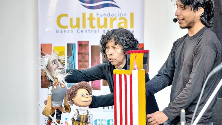 Los titiriteros de Elwaky ponen en escena un cuento con marionetas/ CORTES&Iacute;A