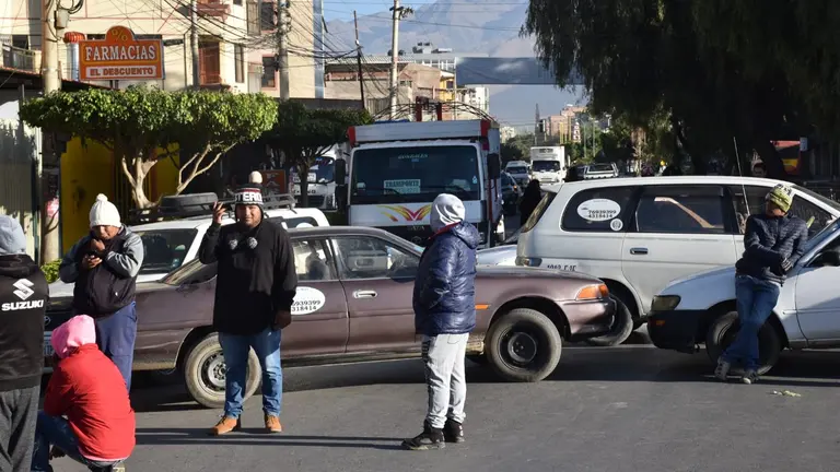 Choferes del Transporte Libre de Cochabamba cortan la zona del cruce Taqui&ntilde;a. NO&Eacute; PORTUGAL