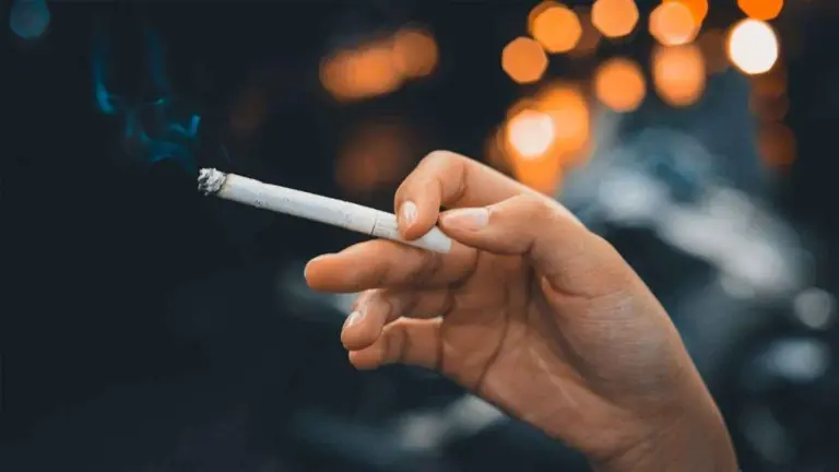 Imagen de referencia de persona fumando. EP