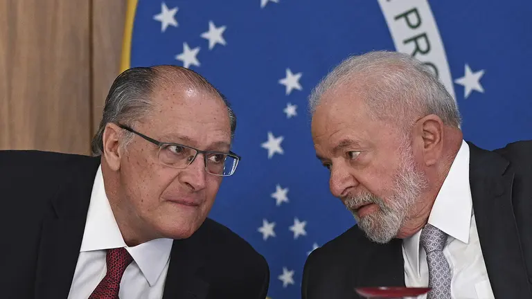 El presidente de Brasil, Luiz In&aacute;cio Lula da Silva, conversa con su vicepresidente, Geraldo Alckmin (i), durante la reuni&oacute;n de relanzamiento del Consejo Nacional de Desarrollo Industrial (CNDI), hoy, en el Palacio de Planalto en Brasilia (Brasil)./ EFE