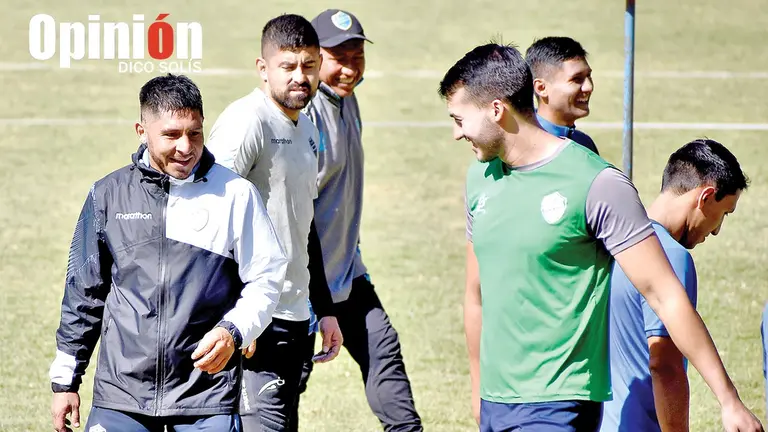 Futbolistas del Celeste qhochala entrenan en Alalay./ DICO SOL&Iacute;S