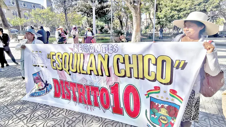 Algunos vecinos que llegaron a la ciudad de Cochabamba, este 6 de julio./ MELISSA REVOLLO