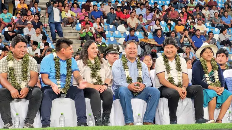 El presidente Luis Arce y el líder del MAS, Evo Morales, comparten en el cierre de los Juegos Estudiantiles  Plurinacionales, en el Trópico./ TWITTER EVO MORALES