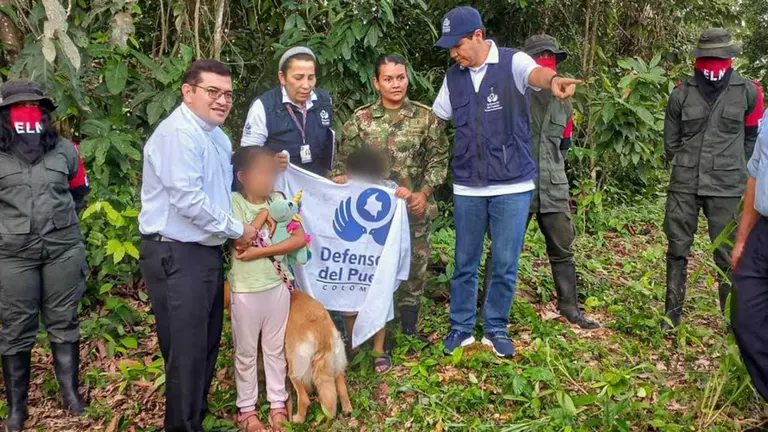 El ELN libera a sargento y sus dos hijos secuestrados esta semana en el noreste de Colombia./ EFE