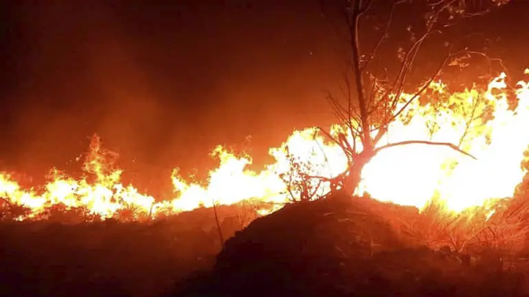 Incendio en Bella Vista, antes de ser controlado./ GOBERNACI&Oacute;N DE COCHABAMBA
