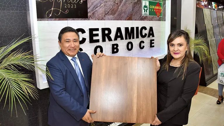 El gerente general de Cerámica COBOCE, Omar Cárdenas, y la jefa nacional de Comercialización de la empresa, Karen Reintsch./ NOÉ PORTUGAL