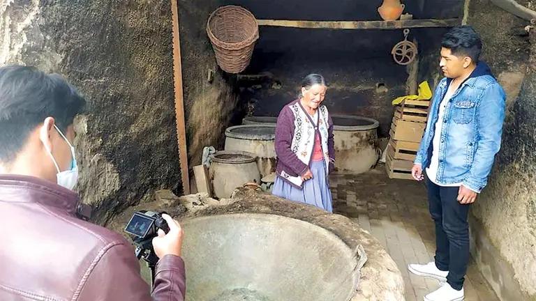 La abuelita Dora explica el proceso de elaboración de la chicha tarateña./ La Chichería Museo